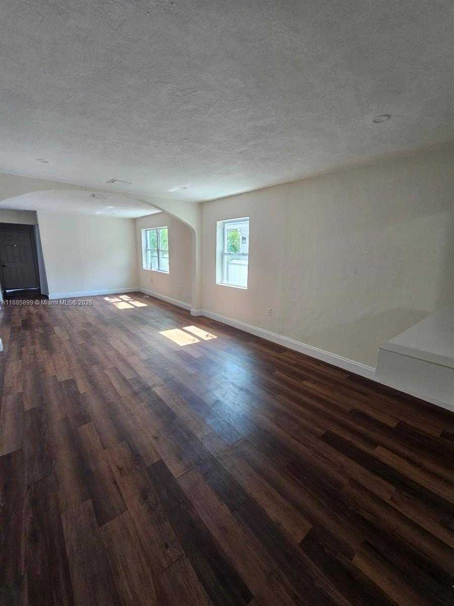 Small Image of 1717 NORTH WEST 69TH ST, Miami Number 4