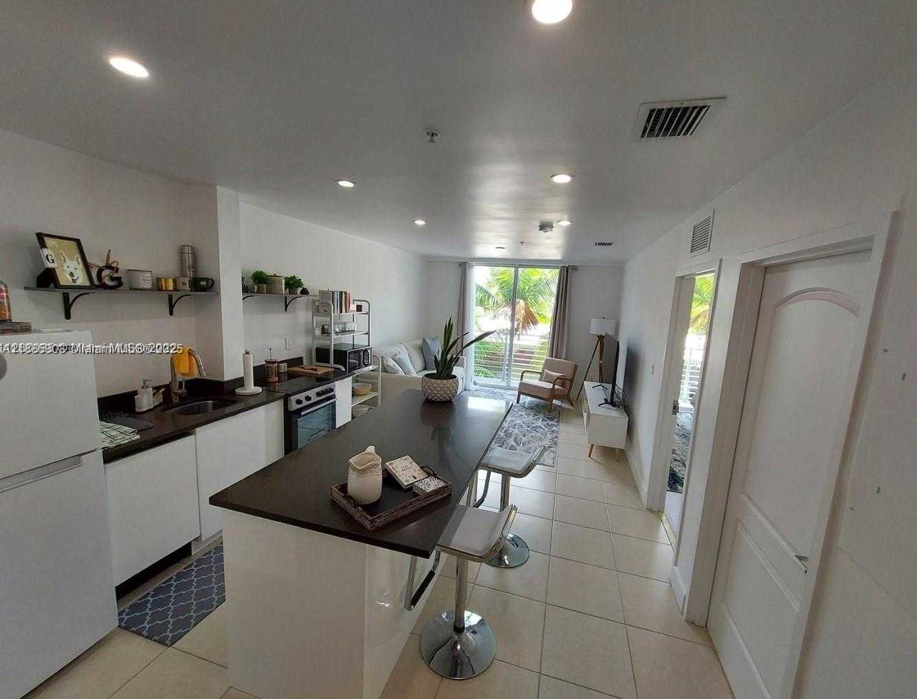 Small Image of 945 MICHIGAN AVE #5, Miami Beach Number 2