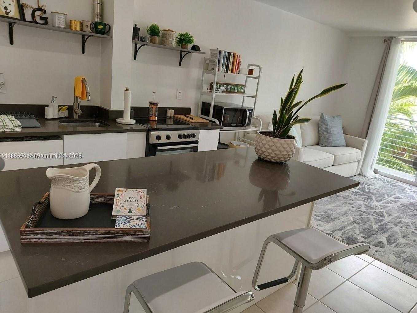 Small Image of 945 MICHIGAN AVE #5, Miami Beach Number 3