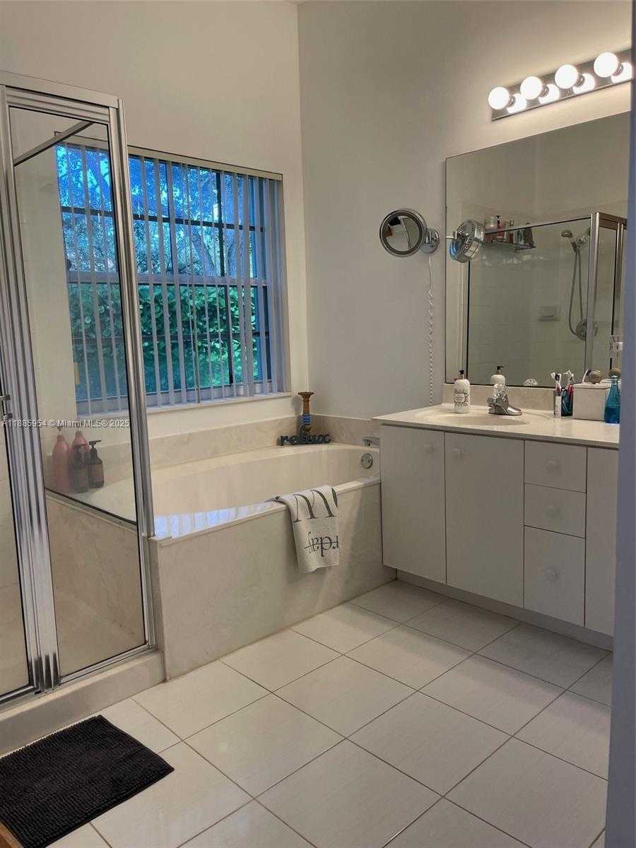 Small Image of 4407 LAUREL RIDGE CIR, Weston Number 10