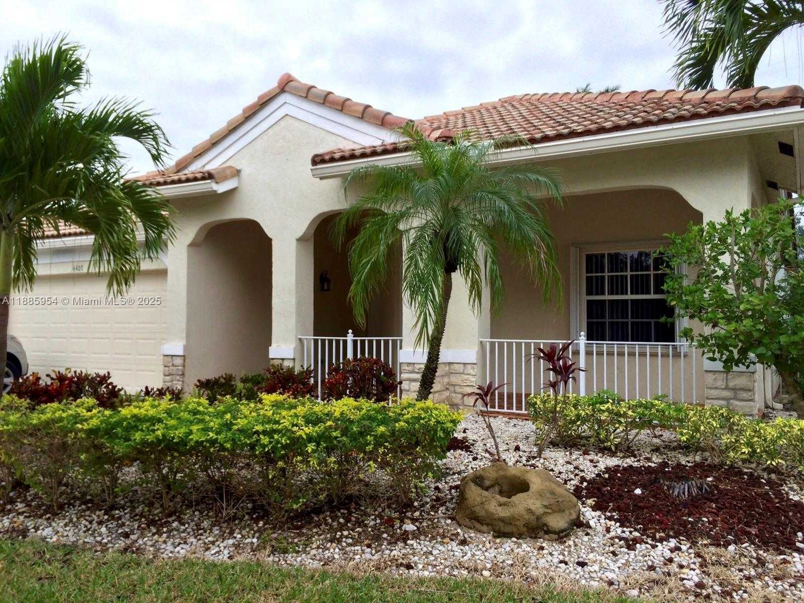 Small Image of 4407 LAUREL RIDGE CIR, Weston Number 2