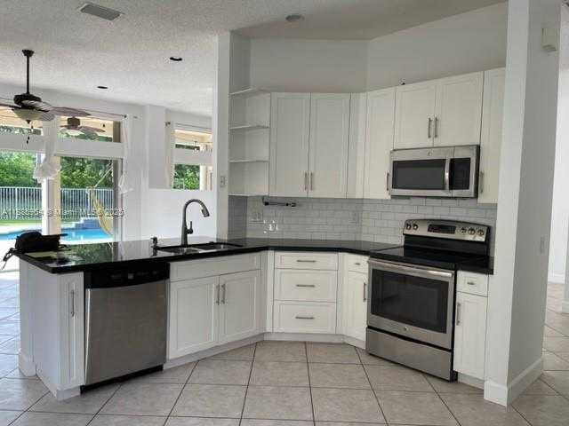 Small Image of 4407 LAUREL RIDGE CIR, Weston Number 5