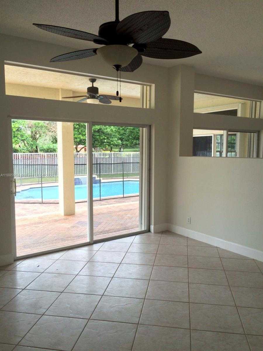 Small Image of 4407 LAUREL RIDGE CIR, Weston Number 6