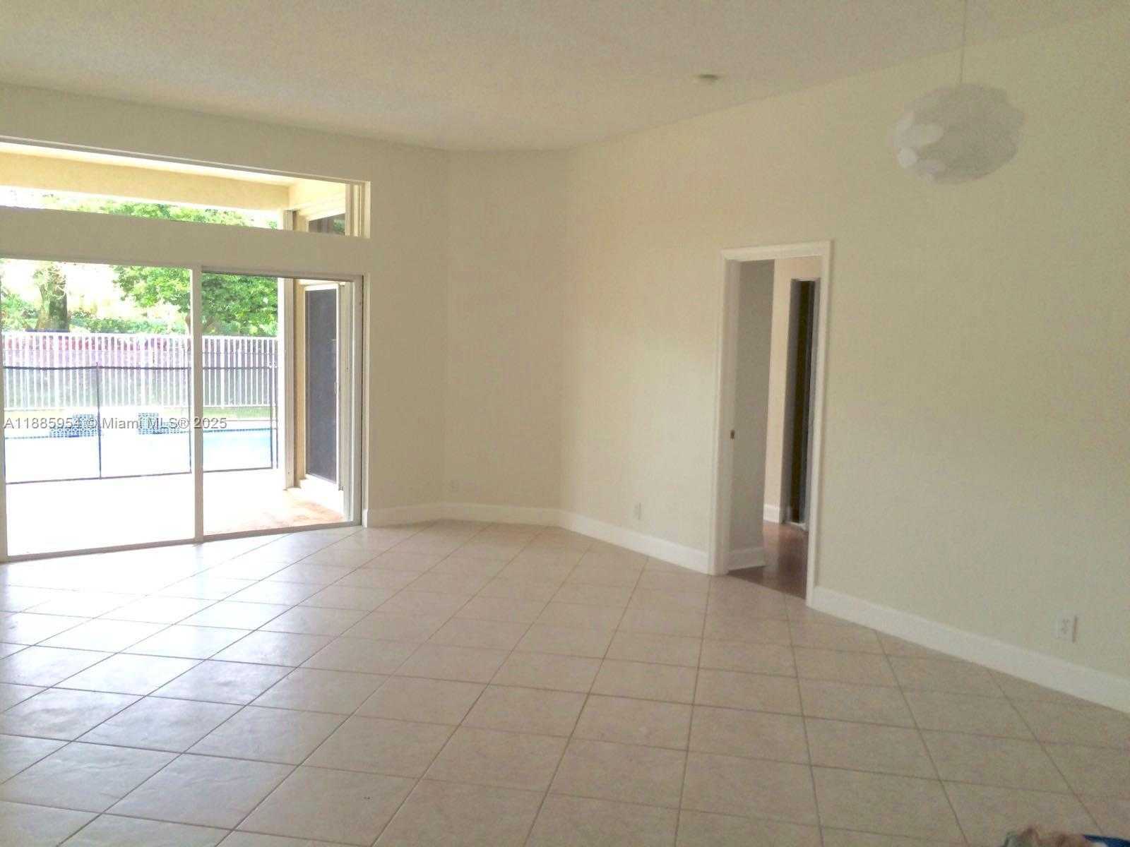 Small Image of 4407 LAUREL RIDGE CIR, Weston Number 7