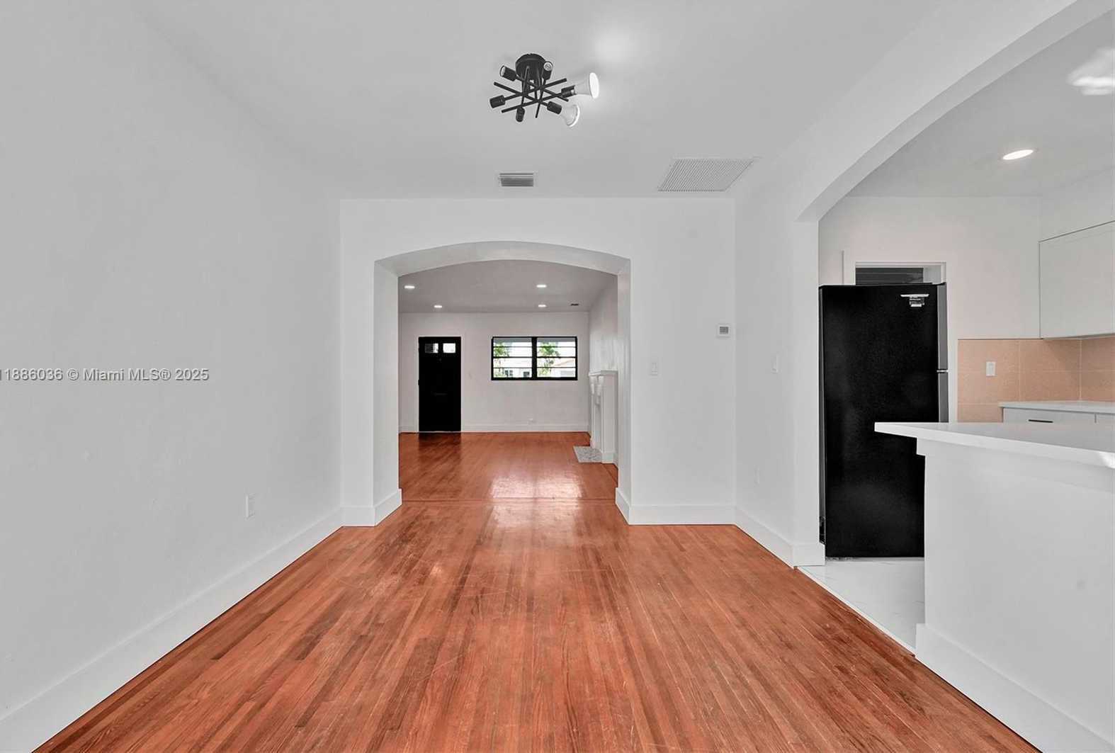 Small Image of 9173 BYRON AVE, Surfside Number 10