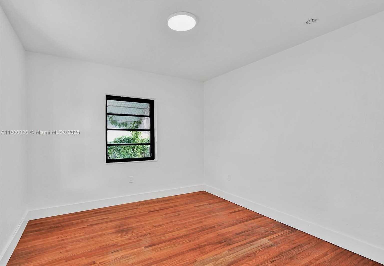 Small Image of 9173 BYRON AVE, Surfside Number 20