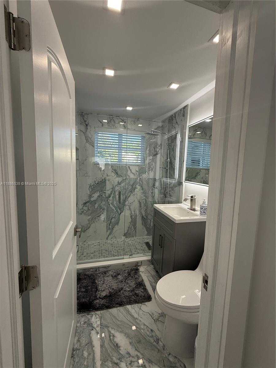 Small Image of 8340 CRESPI BLVD #18, Miami Beach Number 21