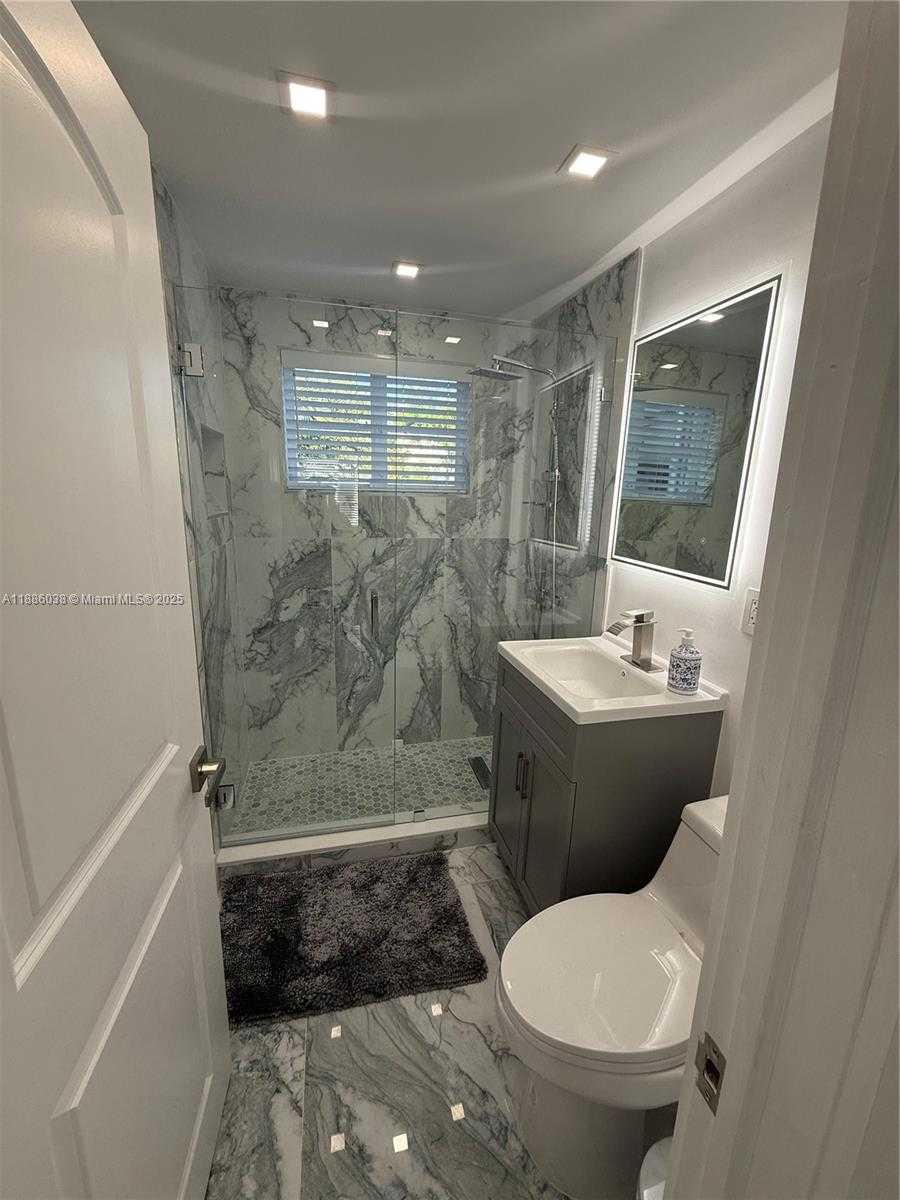 Small Image of 8340 CRESPI BLVD #18, Miami Beach Number 22