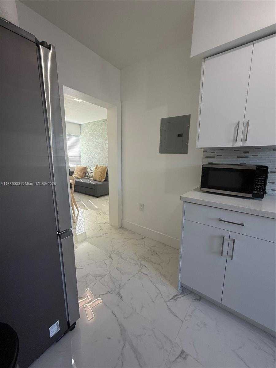 Small Image of 8340 CRESPI BLVD #18, Miami Beach Number 23
