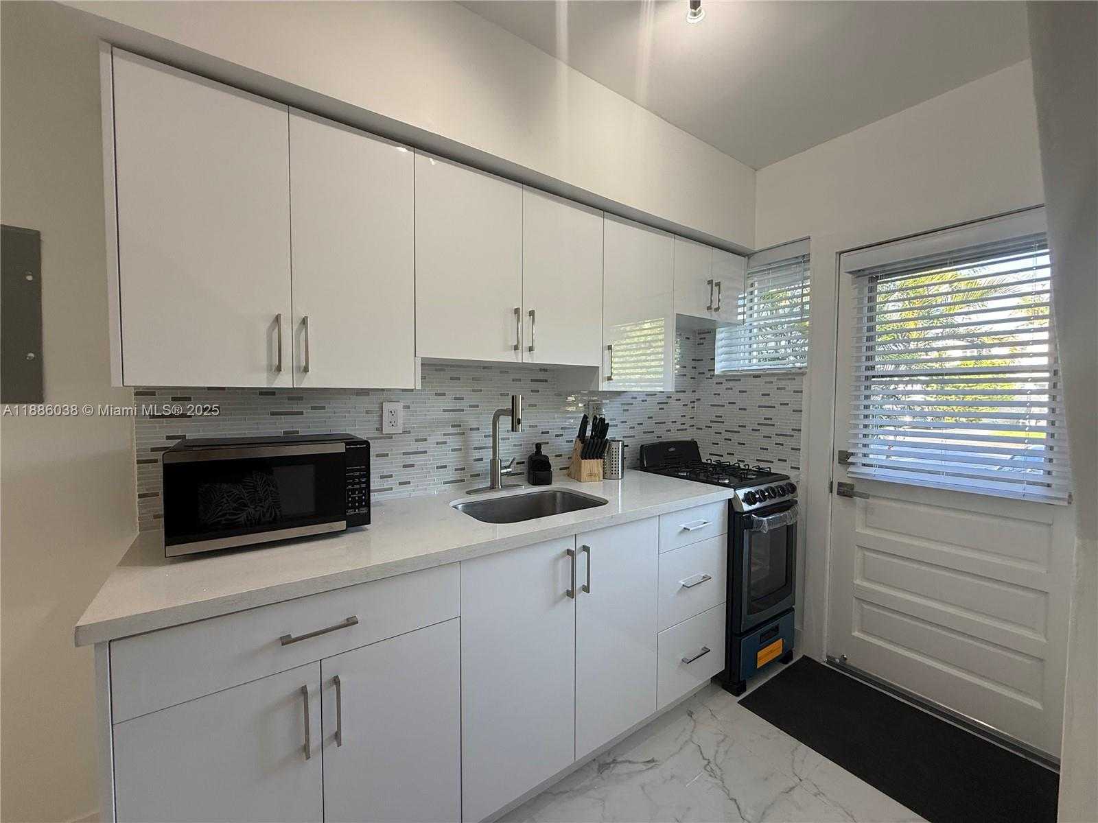 Small Image of 8340 CRESPI BLVD #18, Miami Beach Number 24