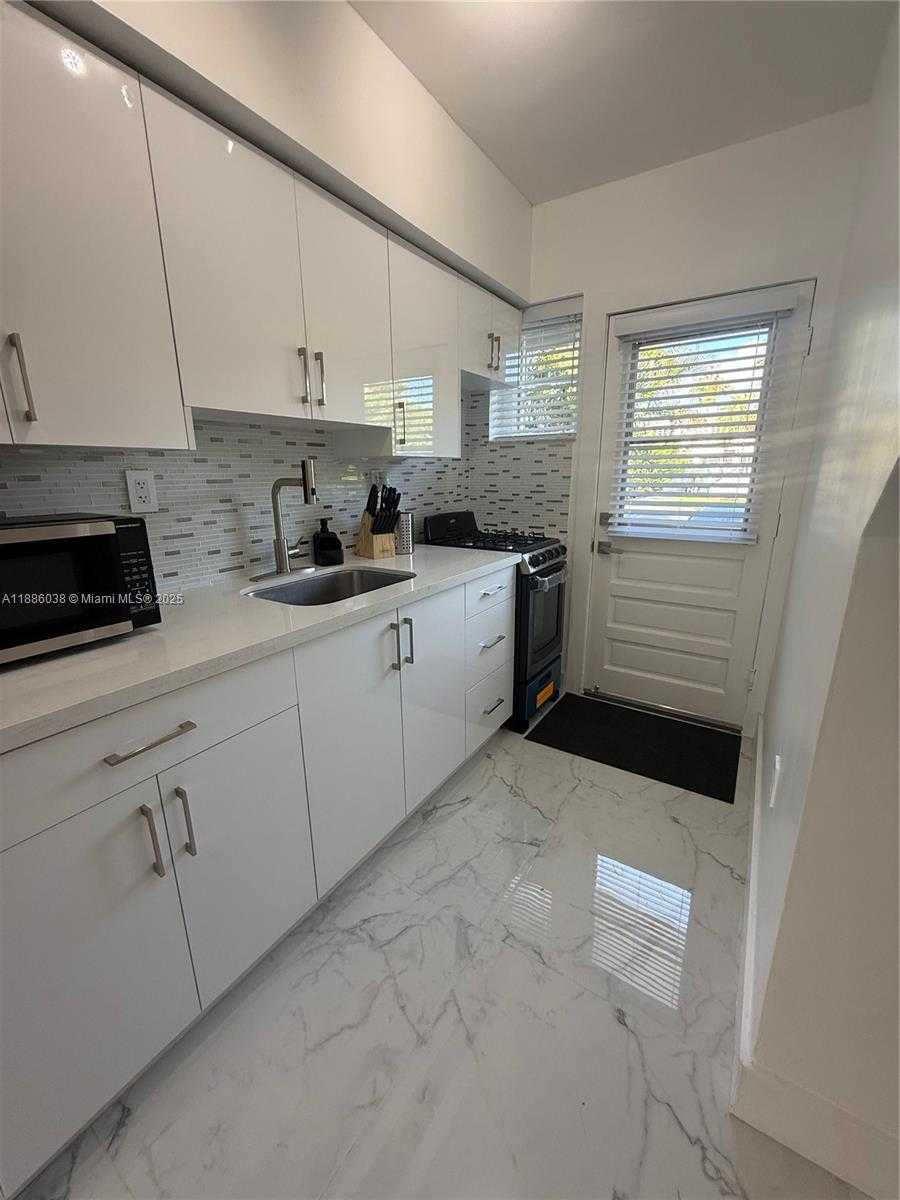 Small Image of 8340 CRESPI BLVD #18, Miami Beach Number 25
