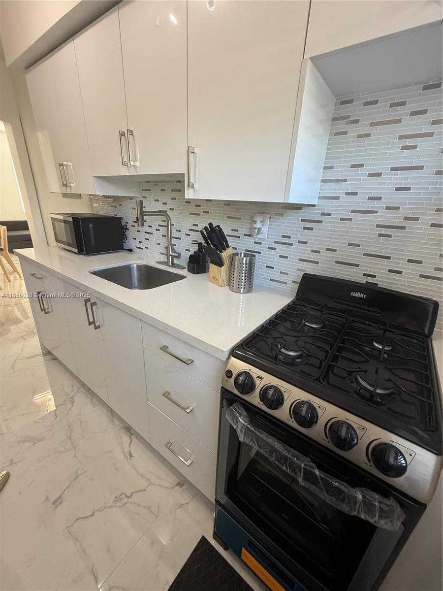 Small Image of 8340 CRESPI BLVD #18, Miami Beach Number 26