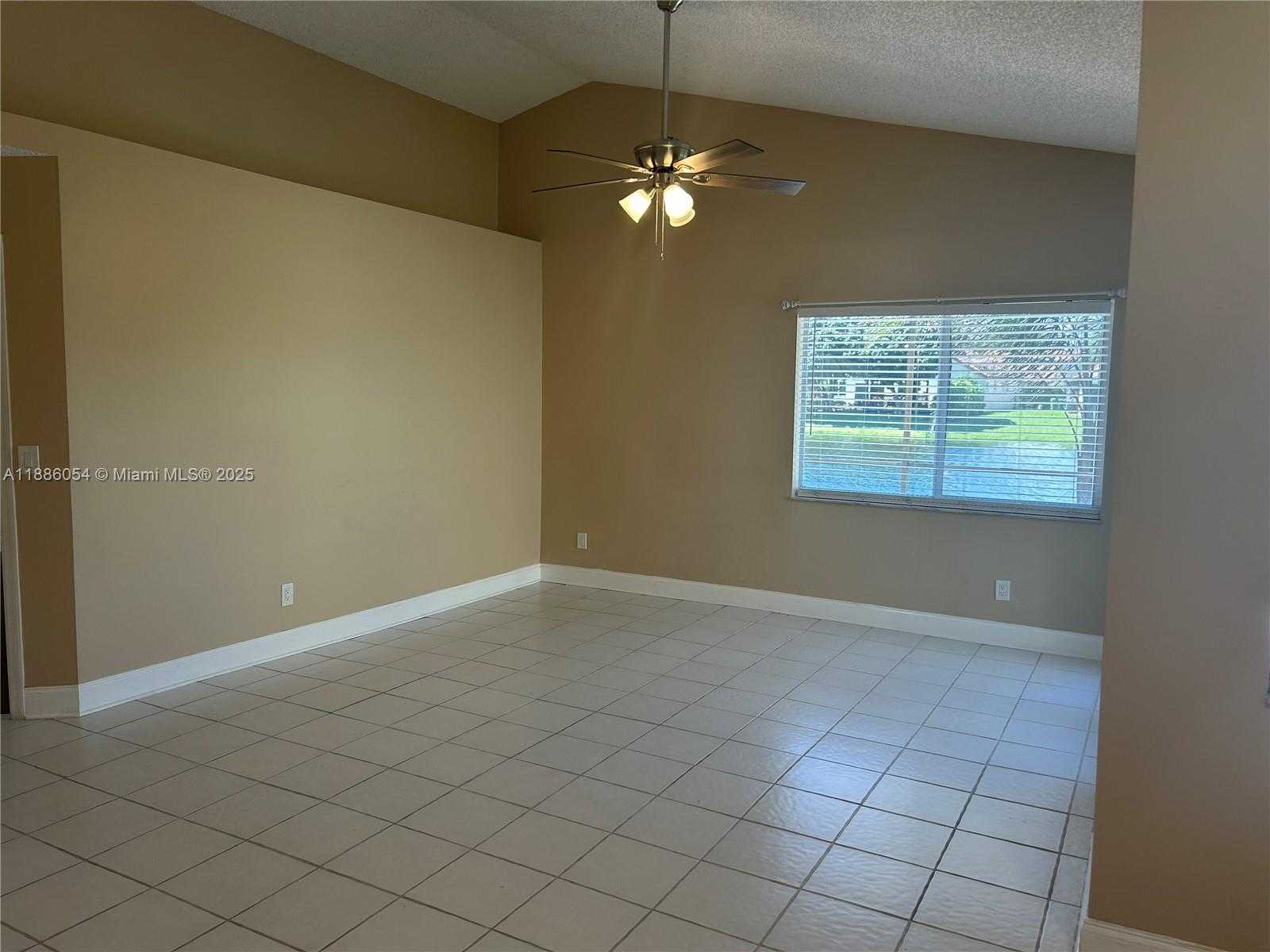 Small Image of 2939 MYRTLE OAK CIR, Davie Number 10