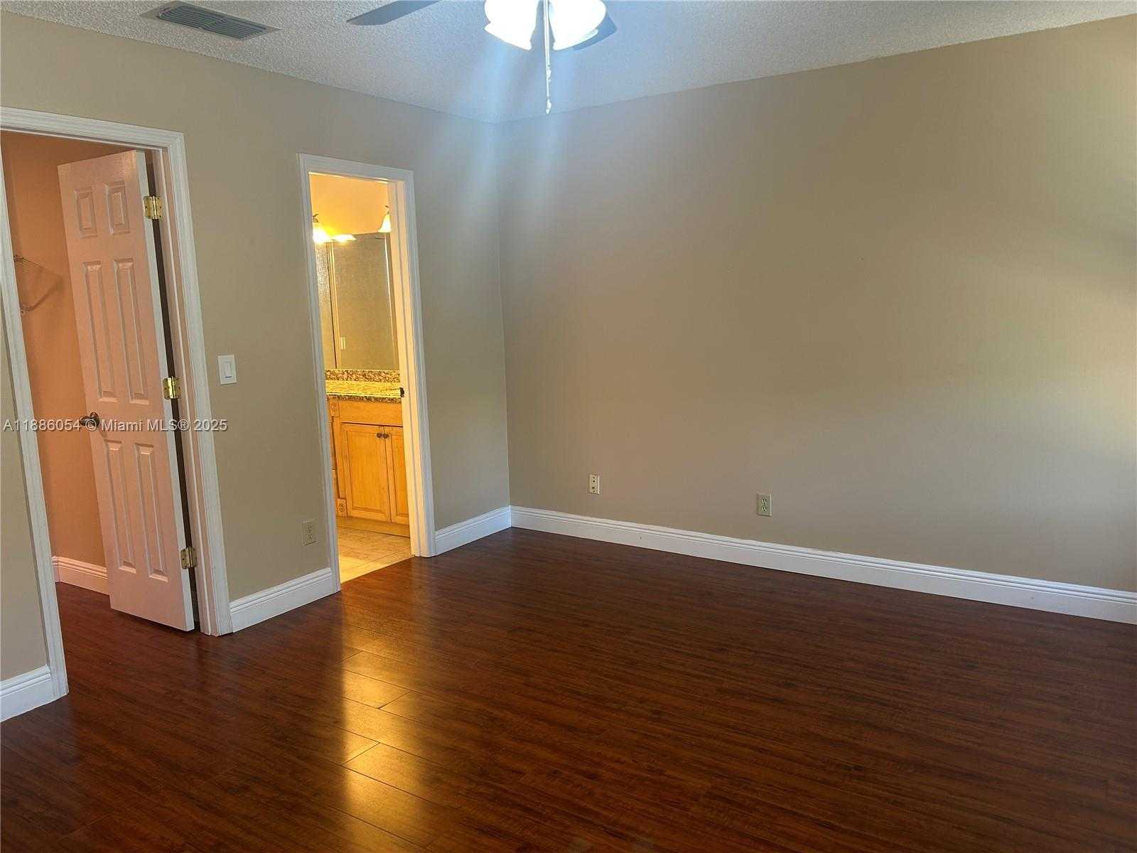 Small Image of 2939 MYRTLE OAK CIR, Davie Number 13