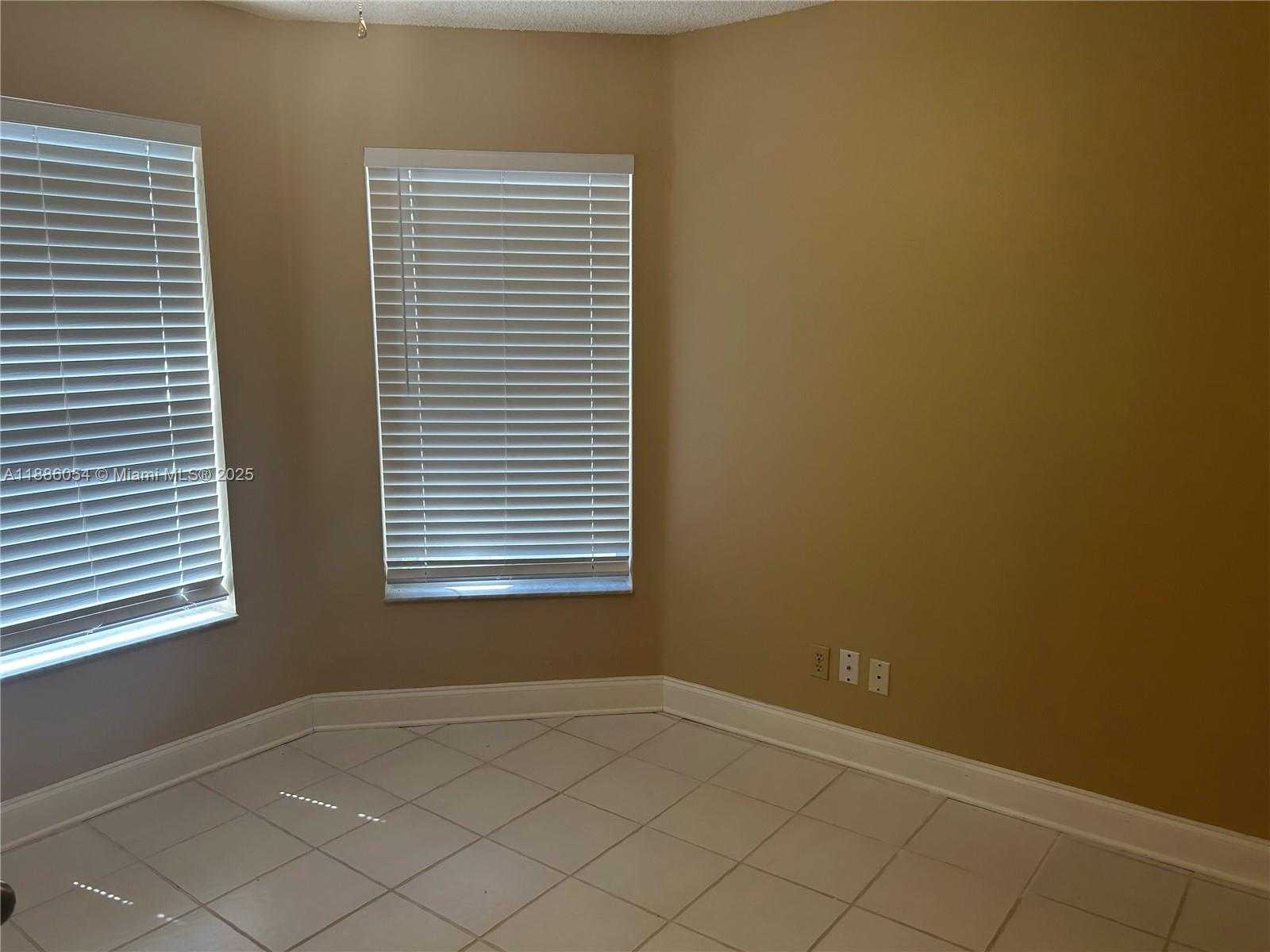 Small Image of 2939 MYRTLE OAK CIR, Davie Number 18
