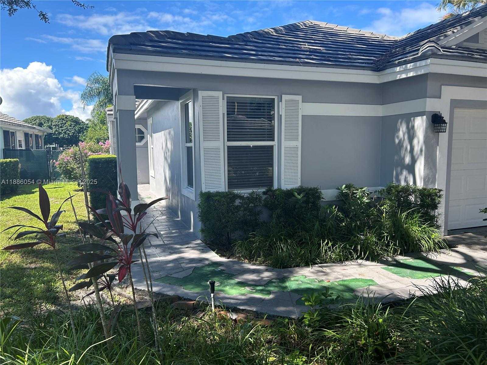 Small Image of 2939 MYRTLE OAK CIR, Davie Number 2