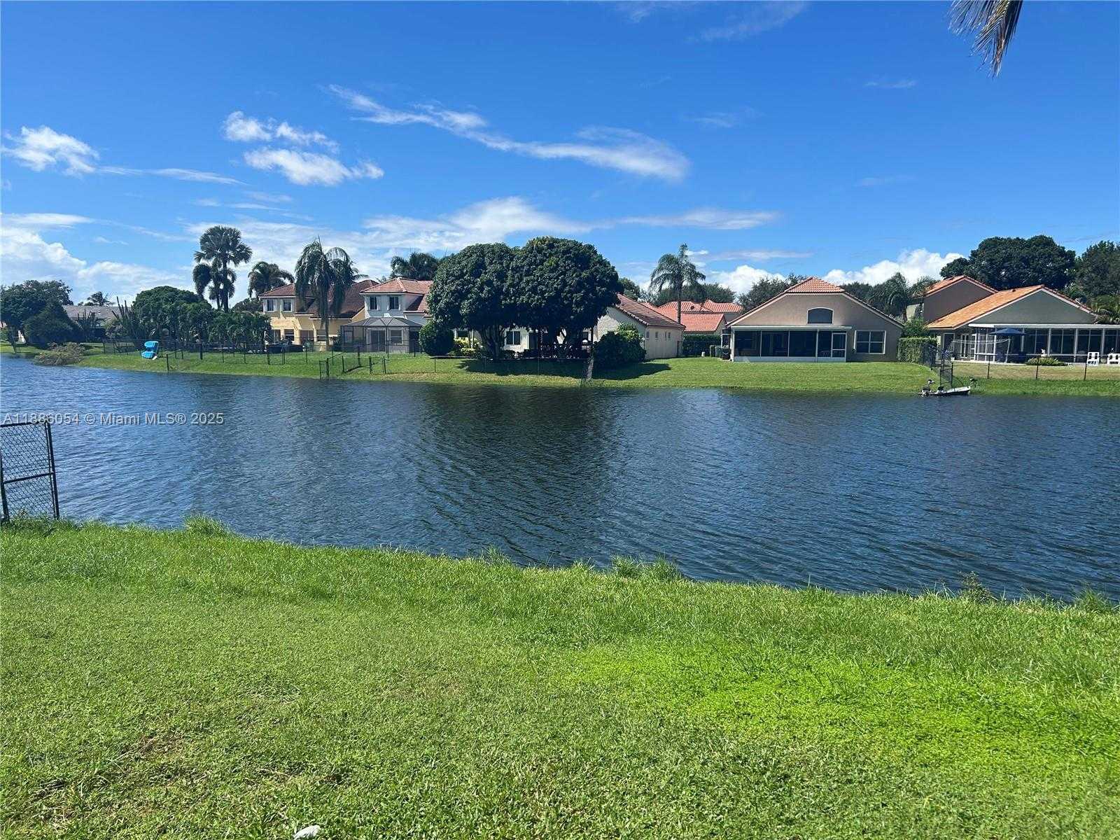 Small Image of 2939 MYRTLE OAK CIR, Davie Number 24