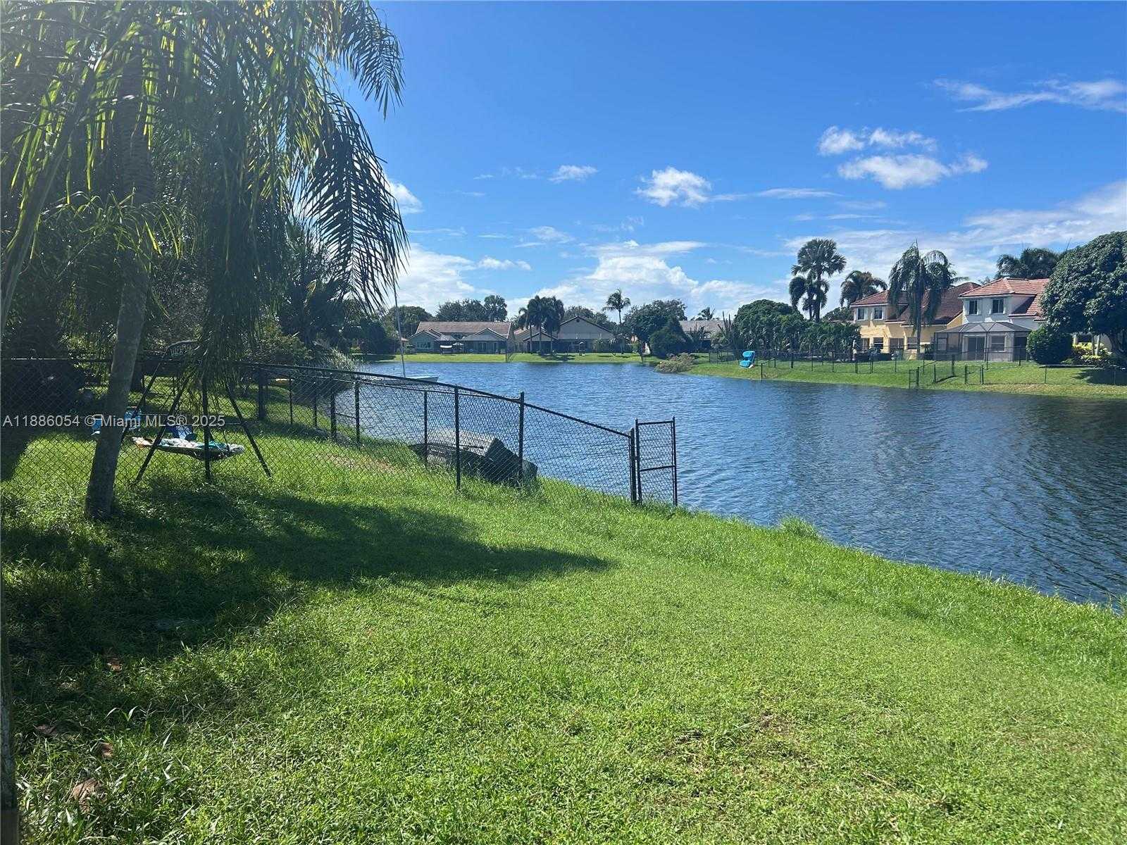 Small Image of 2939 MYRTLE OAK CIR, Davie Number 3