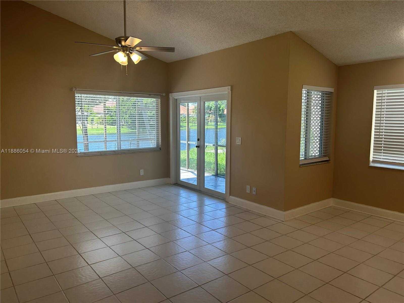 Small Image of 2939 MYRTLE OAK CIR, Davie Number 9