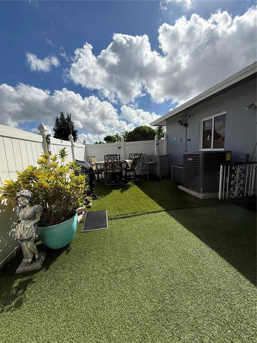 Small Image of Lauderdale Lakes Number 19