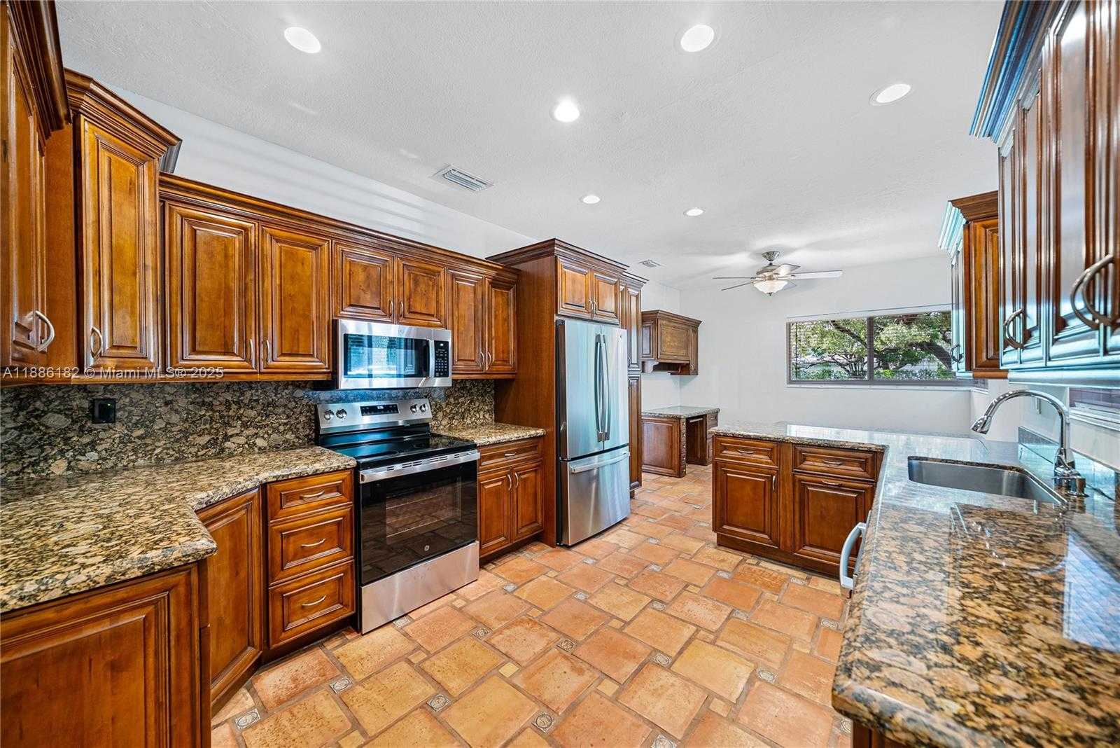 Small Image of 1039 HARDEE RD #1039, Coral Gables Number 9