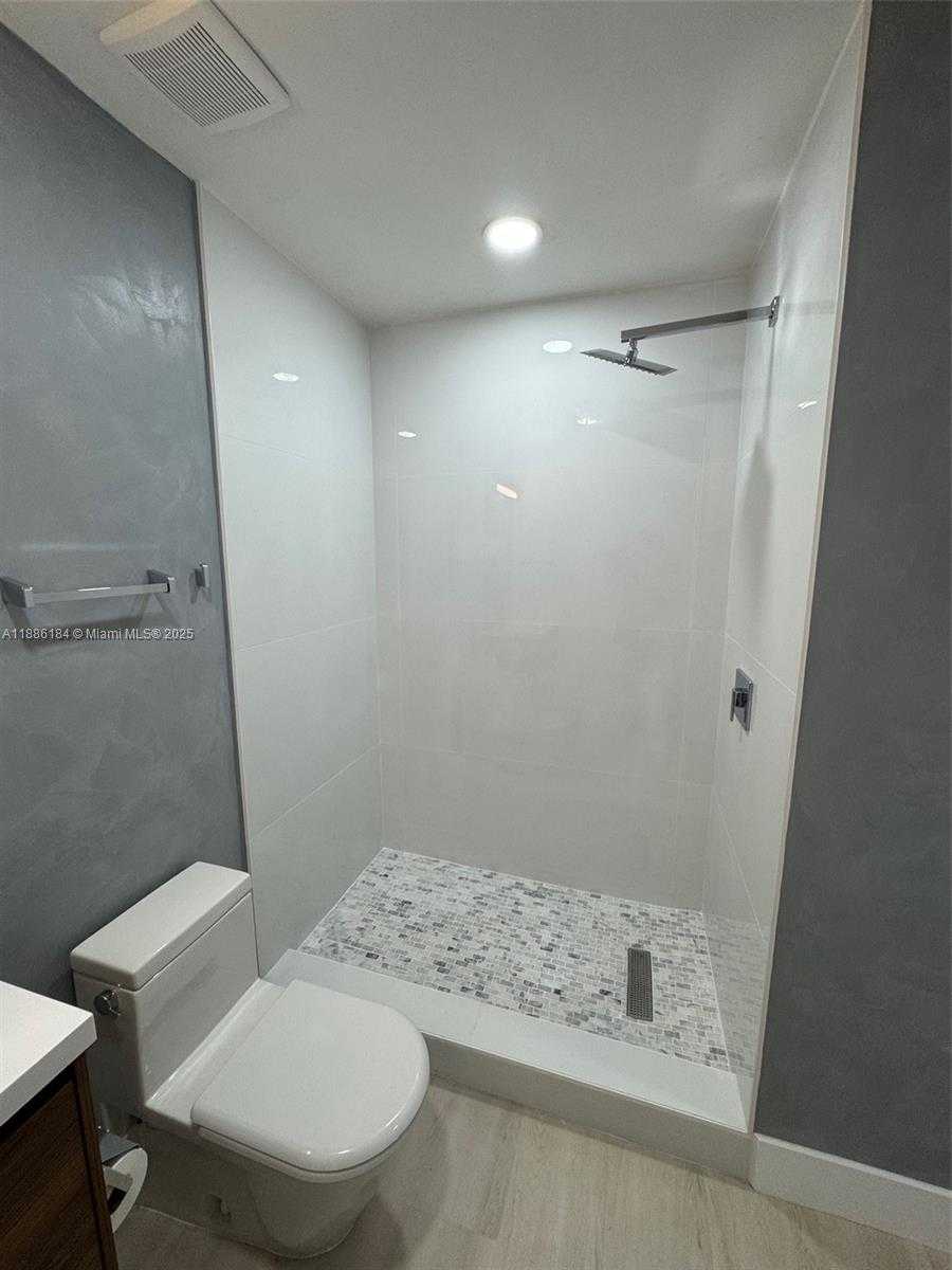 Small Image of 6566 2nd Ct, Hialeah, FL 33012, USA Number 11