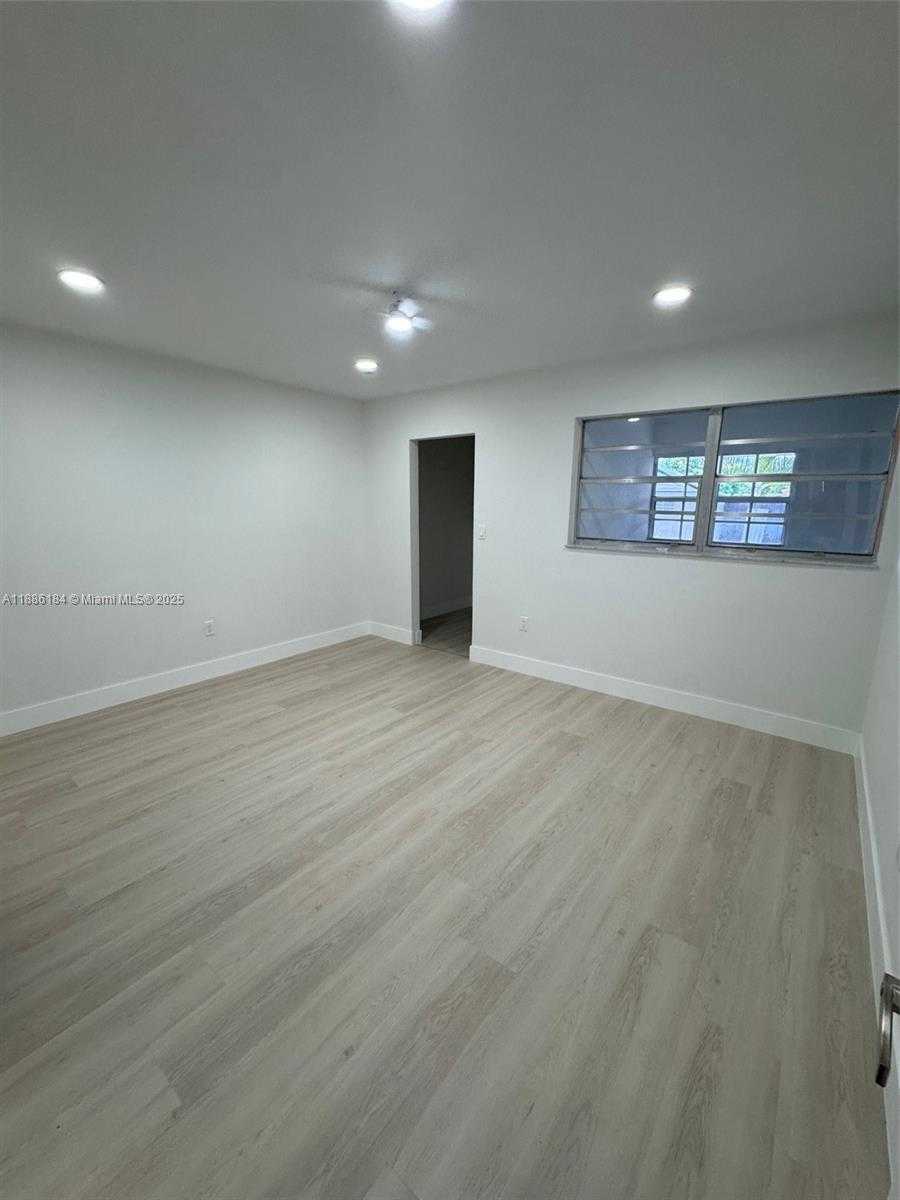 Small Image of 6566 2nd Ct, Hialeah, FL 33012, USA Number 13