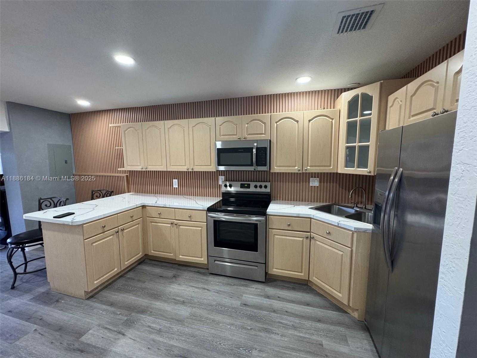 Small Image of 6566 2nd Ct, Hialeah, FL 33012, USA Number 16
