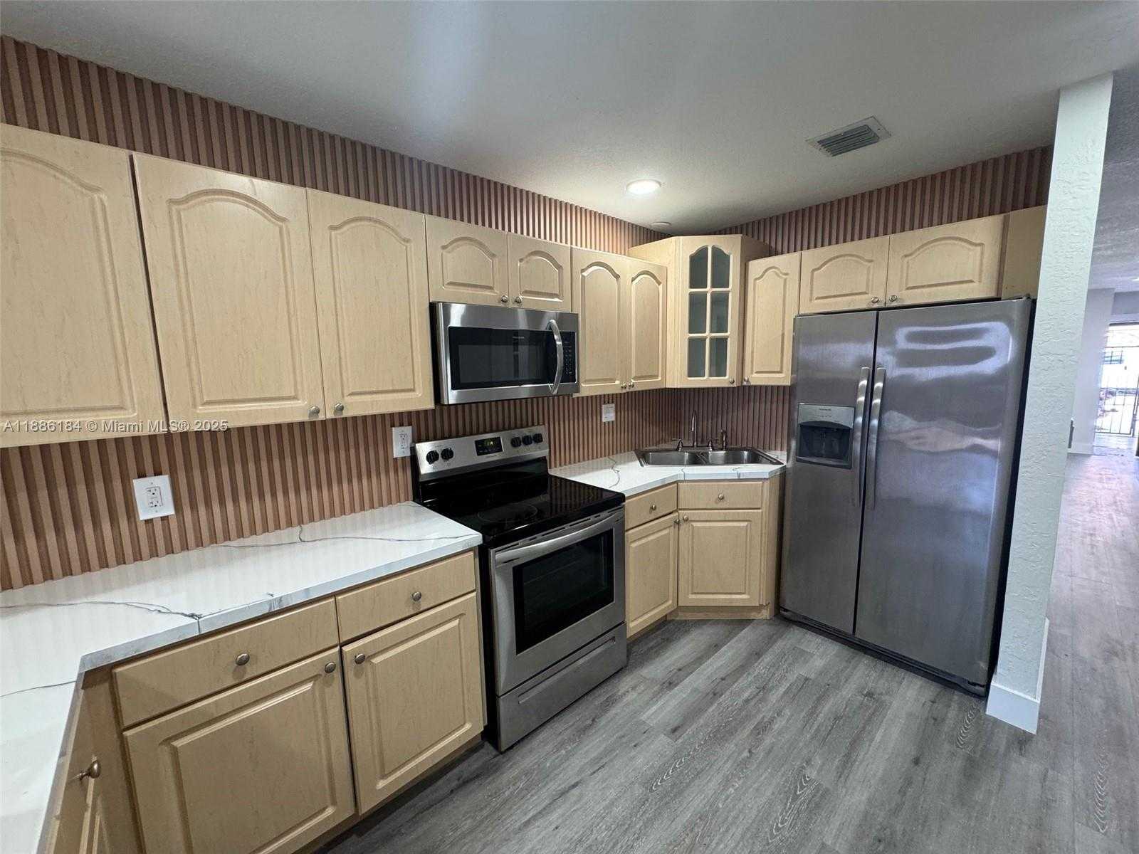 Small Image of 6566 2nd Ct, Hialeah, FL 33012, USA Number 17