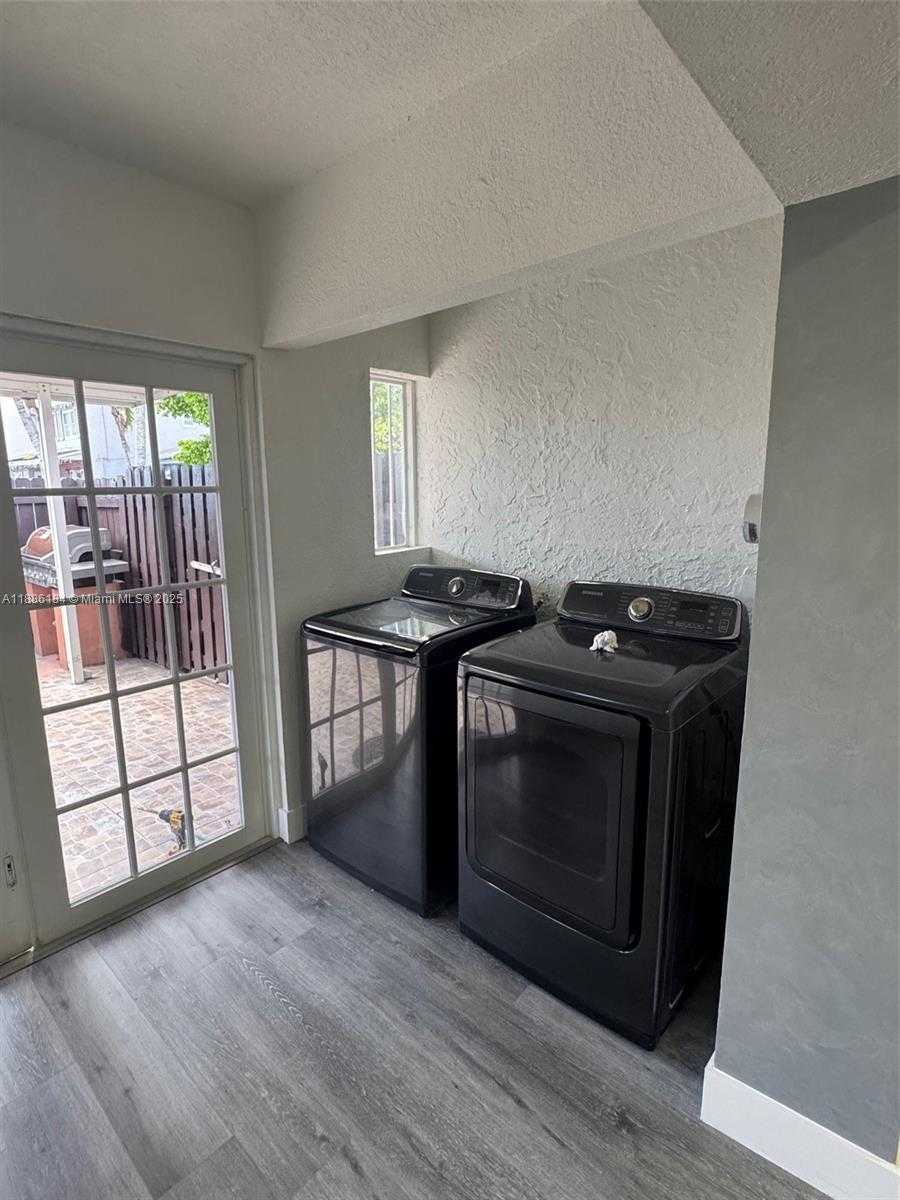 Small Image of 6566 2nd Ct, Hialeah, FL 33012, USA Number 19