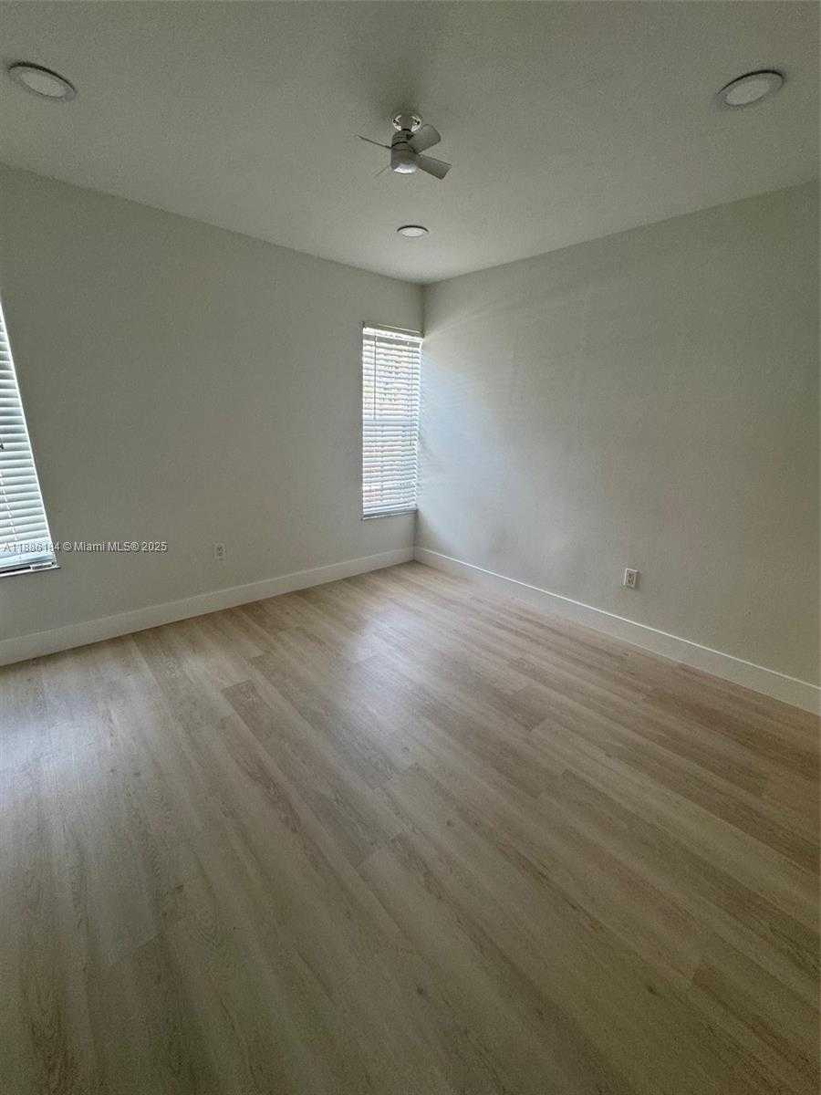 Small Image of 6566 2nd Ct, Hialeah, FL 33012, USA Number 5