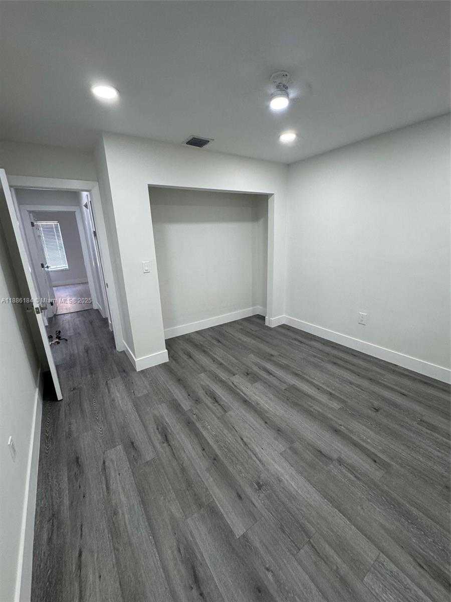 Small Image of 6566 2nd Ct, Hialeah, FL 33012, USA Number 6