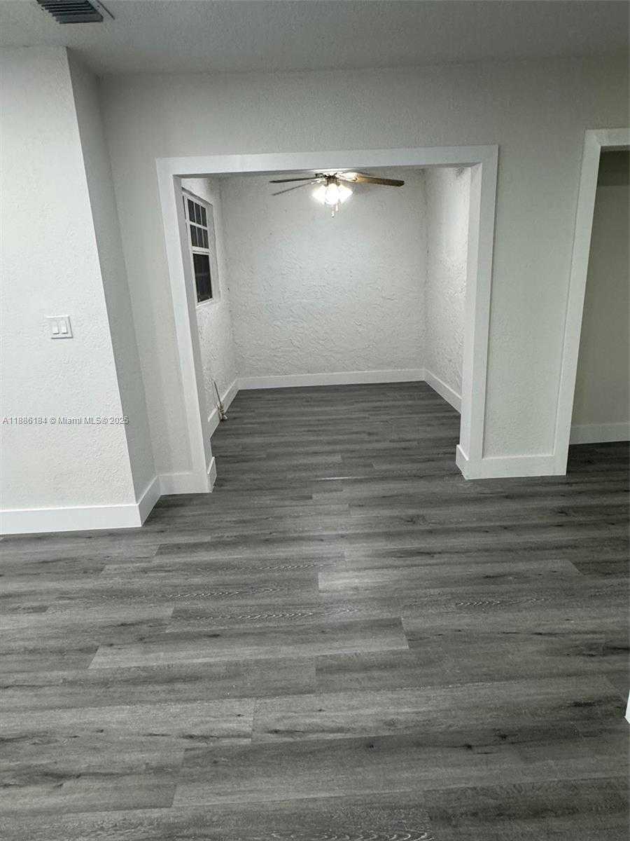 Small Image of 6566 2nd Ct, Hialeah, FL 33012, USA Number 7