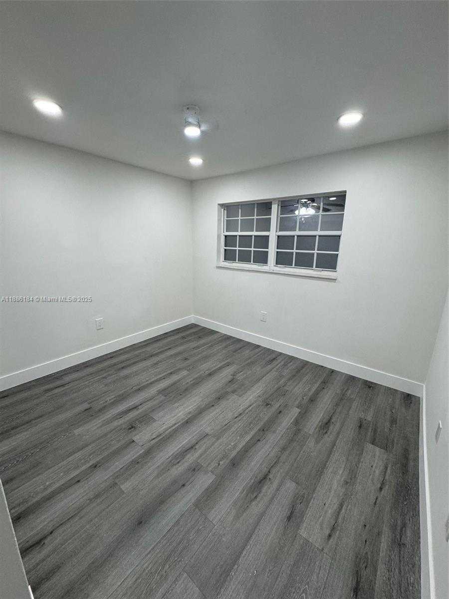 Small Image of 6566 2nd Ct, Hialeah, FL 33012, USA Number 8