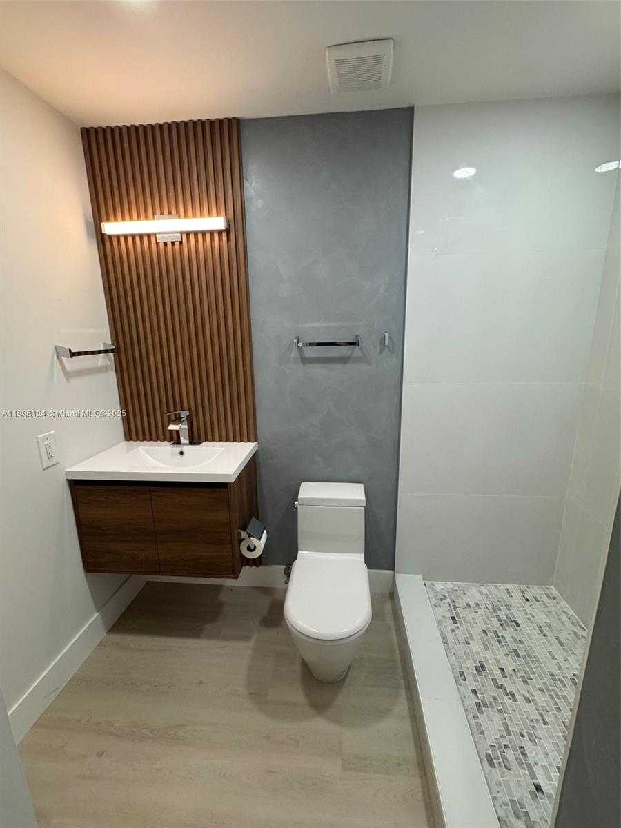 Small Image of 6566 2nd Ct, Hialeah, FL 33012, USA Number 9