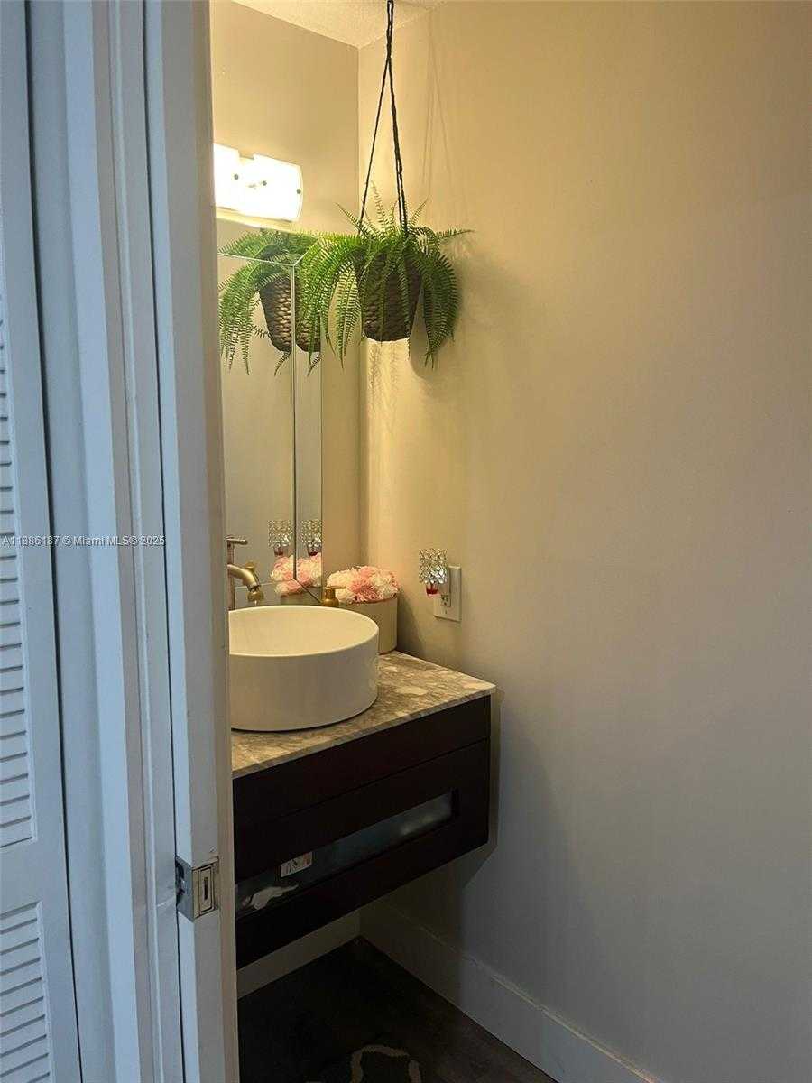 Small Image of 10866 NORTH WEST 51ST LN #10866, Doral Number 8