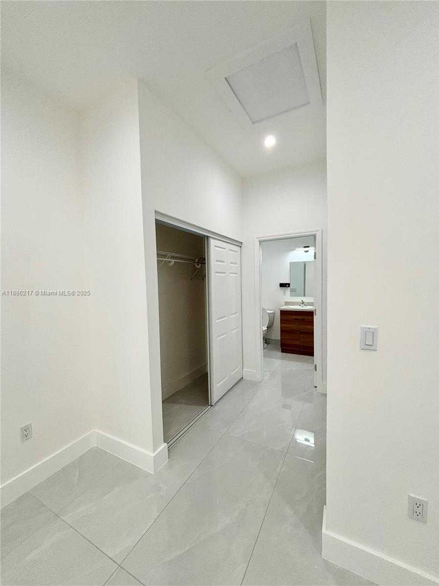 Small Image of 5737 CLEVELAND ST #2, Hollywood Number 12