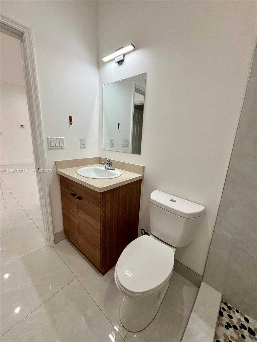 Small Image of 5737 CLEVELAND ST #2, Hollywood Number 7