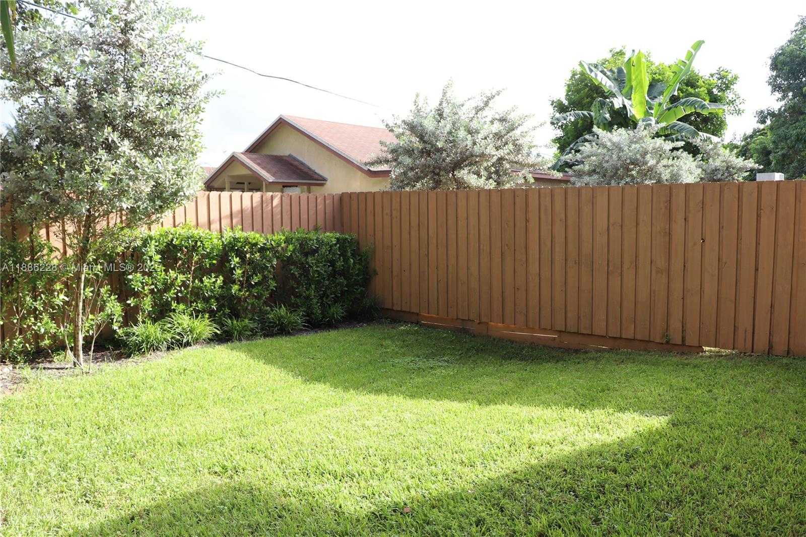 Small Image of 5737 Cleveland St, Hollywood, FL 33021, USA Number 3