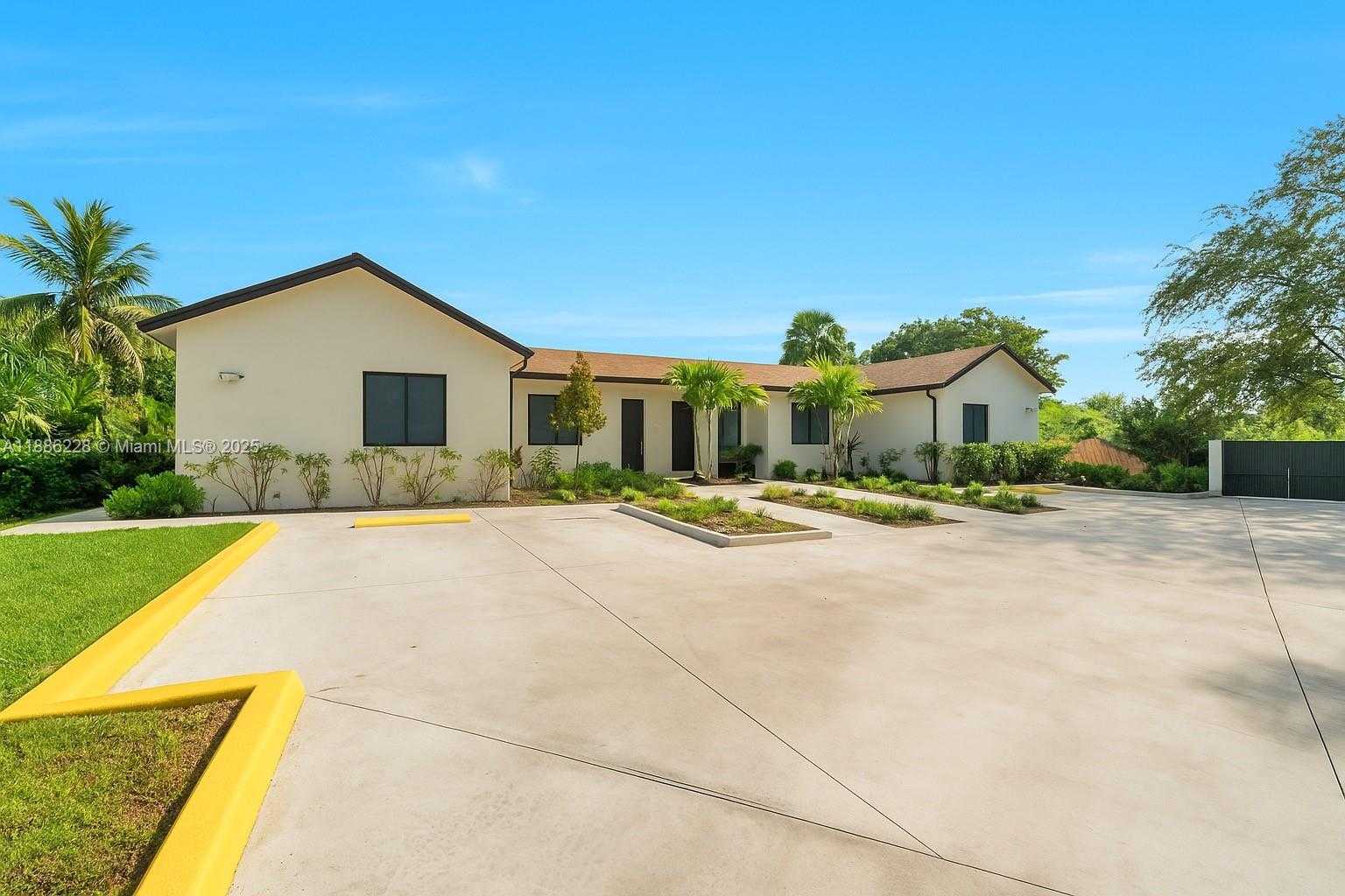 Small Image of 5737 Cleveland St, Hollywood, FL 33021, USA Number 4