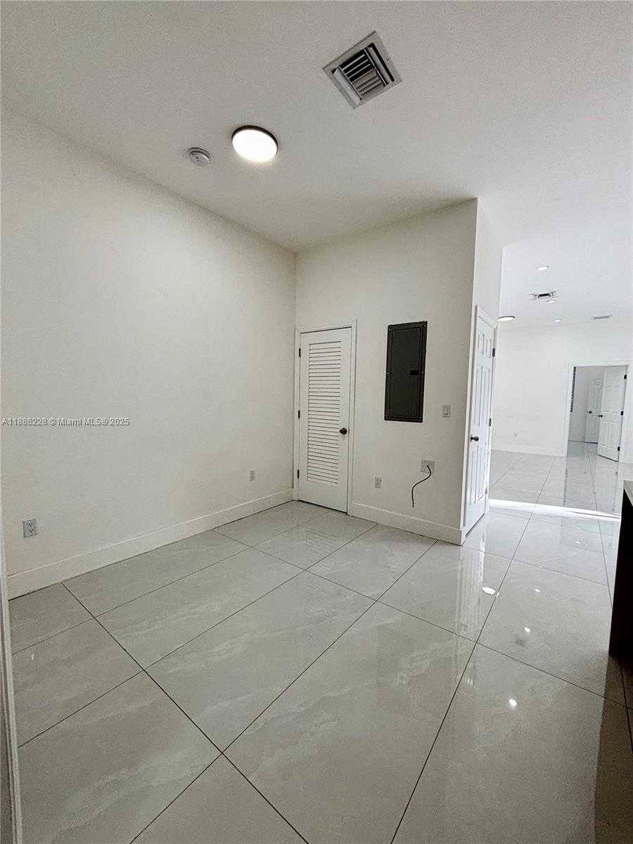 Small Image of 5737 Cleveland St, Hollywood, FL 33021, USA Number 7