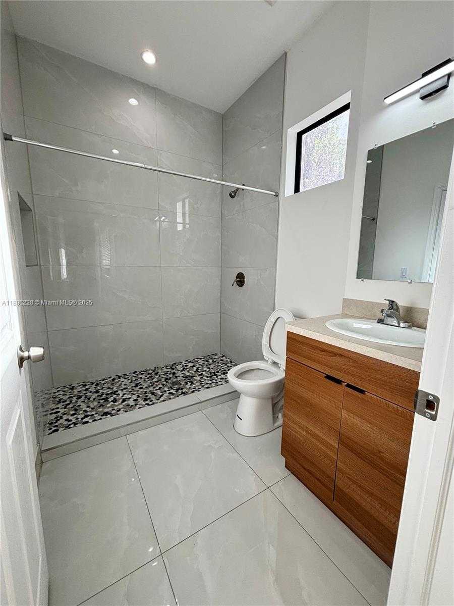 Small Image of 5737 Cleveland St, Hollywood, FL 33021, USA Number 8