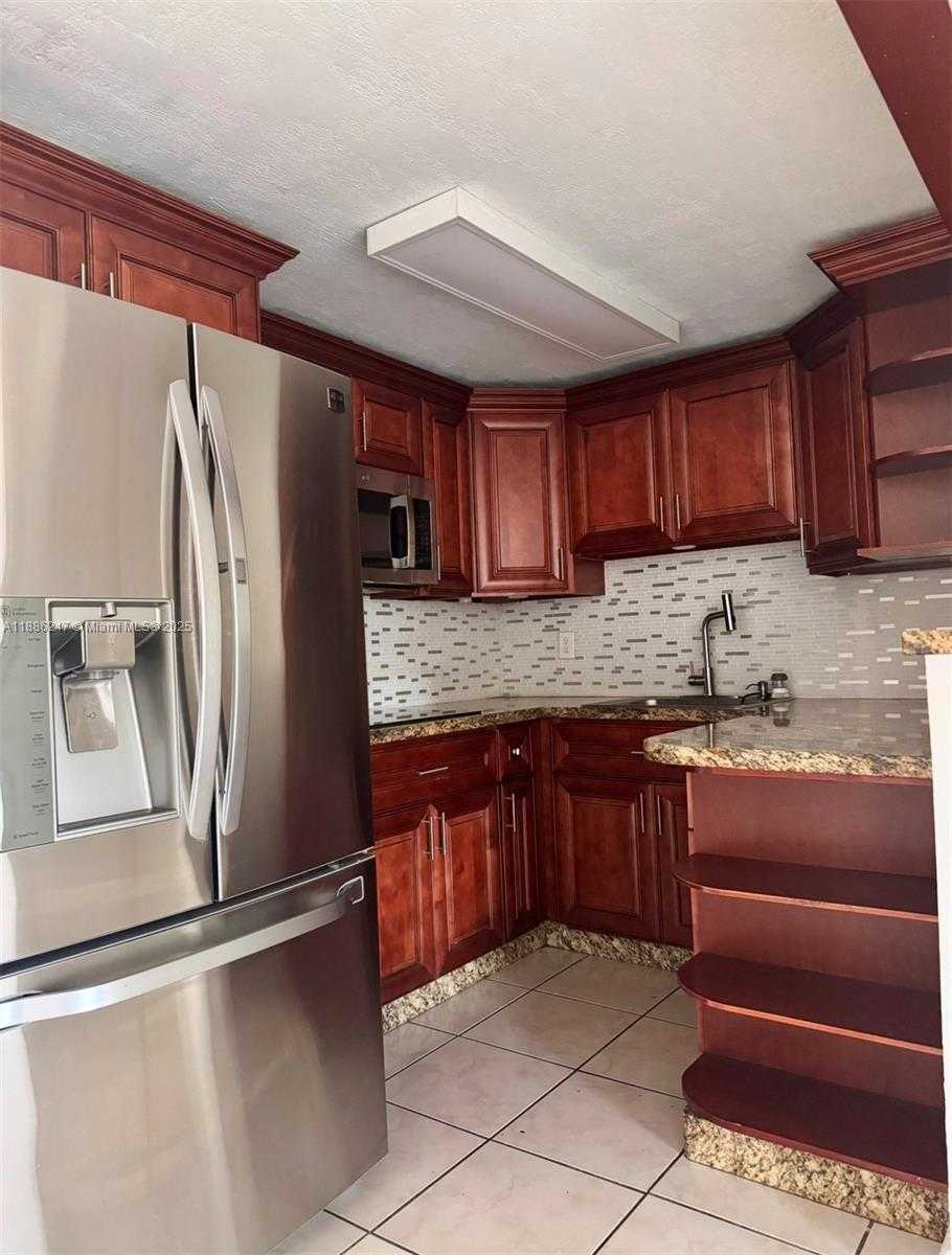 Small Image of 606 WEST 81ST ST #303, Hialeah Number 3