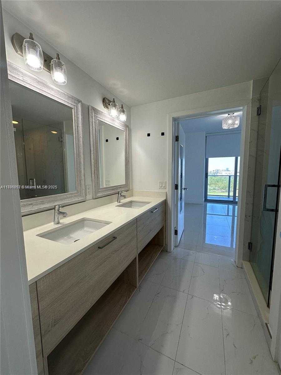 Small Image of 16385 BISCAYNE BLVD #904, North Miami Beach Number 16