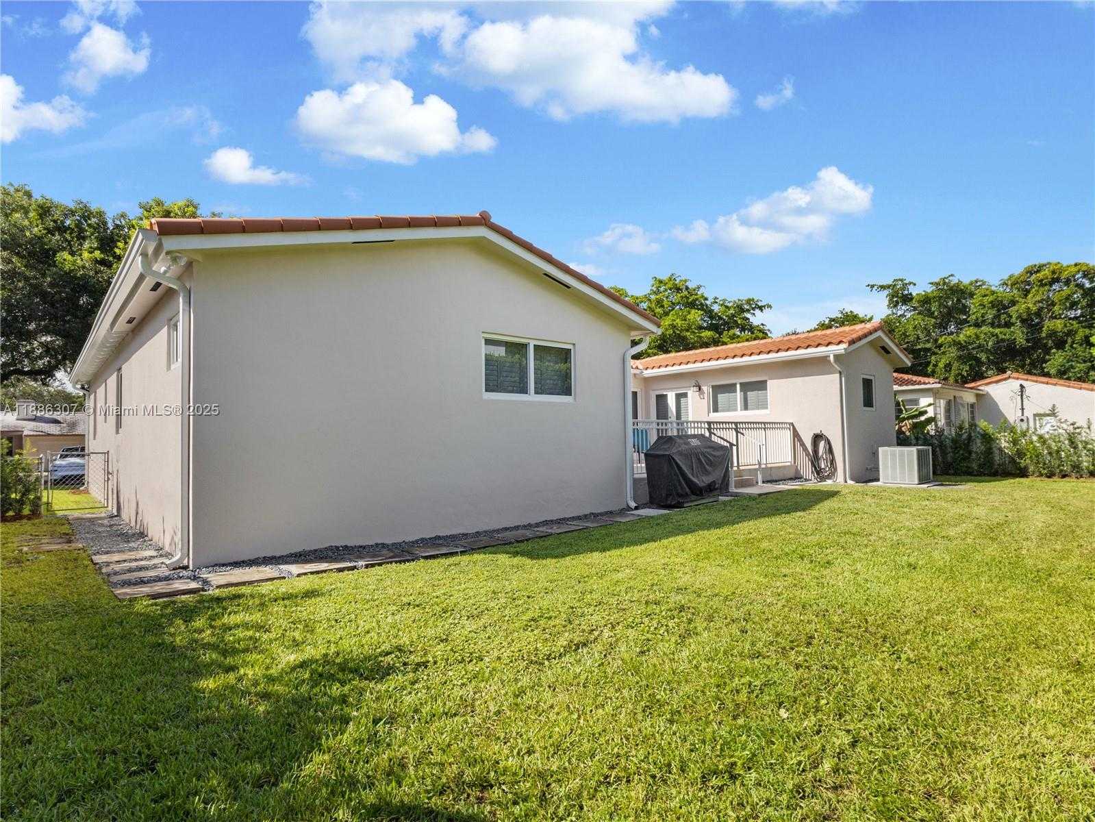 Small Image of 741 PALERMO AVE, Coral Gables Number 36
