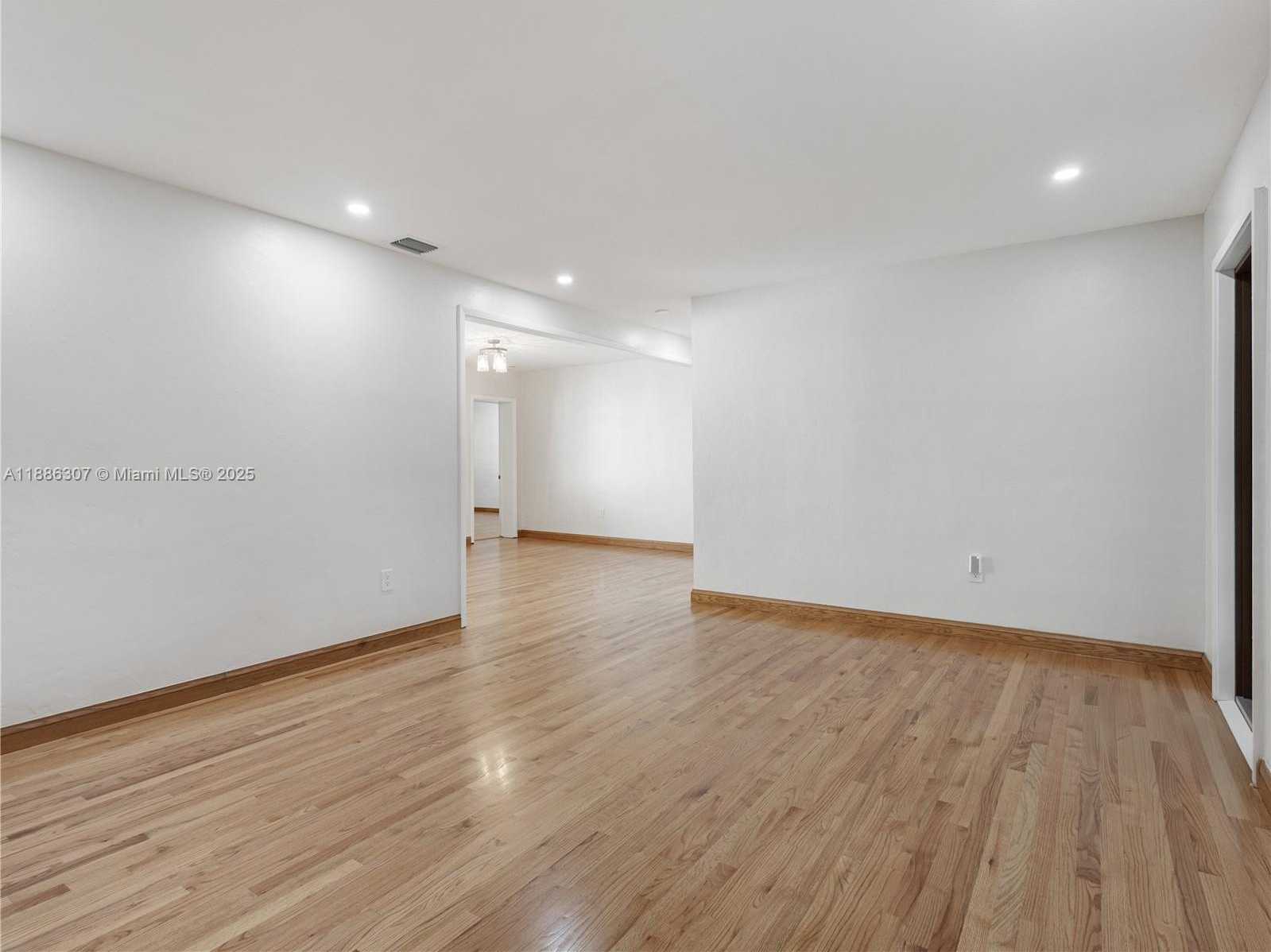 Small Image of 741 PALERMO AVE, Coral Gables Number 7