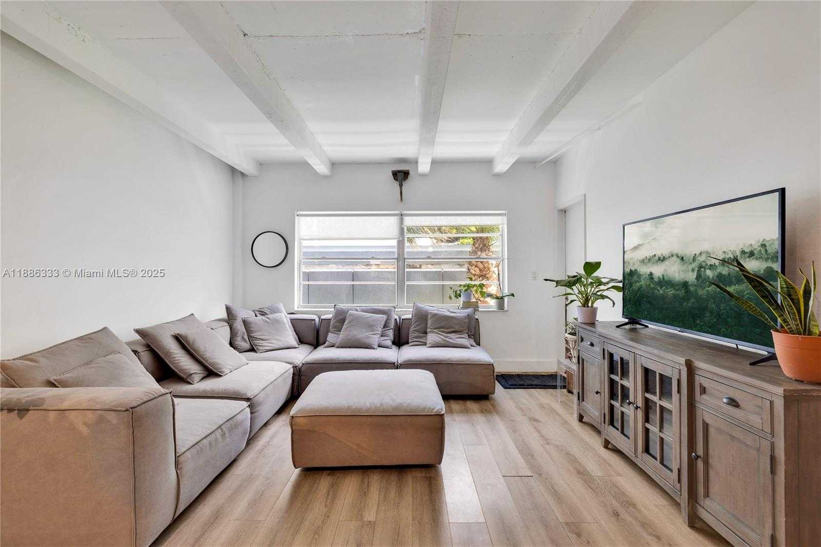 Small Image of 325 OCEAN DR #206, Miami Beach Number 2