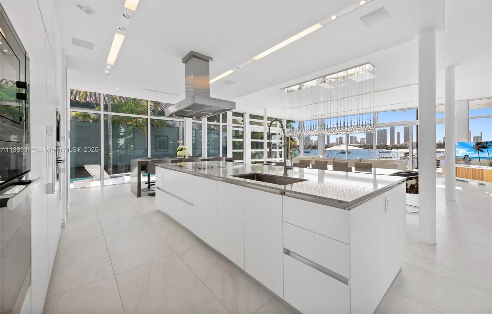 Small Image of 440 SOUTH HIBISCUS DR, Miami Beach Number 12