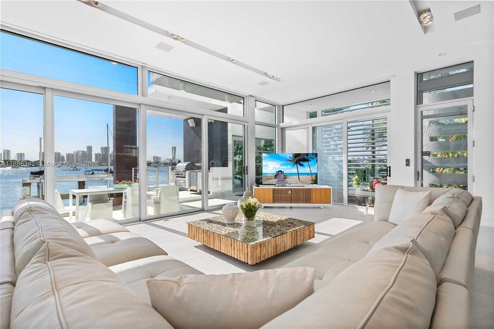 Small Image of 440 SOUTH HIBISCUS DR, Miami Beach Number 15