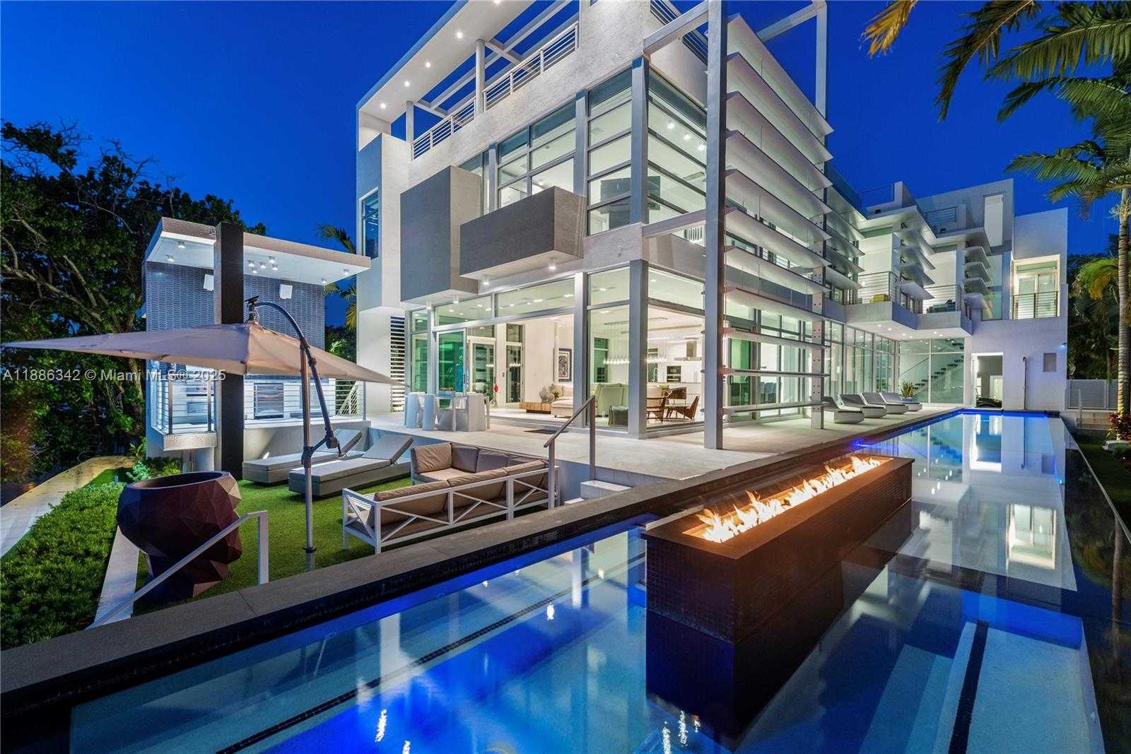 Small Image of 440 SOUTH HIBISCUS DR, Miami Beach Number 2